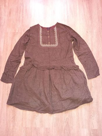 robe grise avec broderie doré et blanche kiabi taille 10 ans
