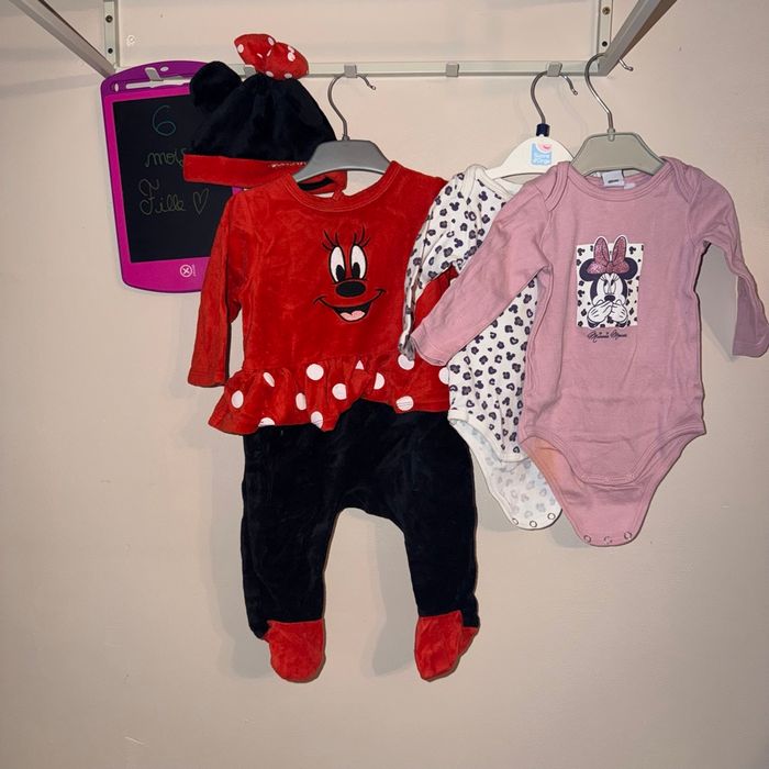 Lot de jolis vêtements Minnie, pyjama, polaire et bonnet, tenues, bodies ML - T6mois - Disney - photo numéro 4
