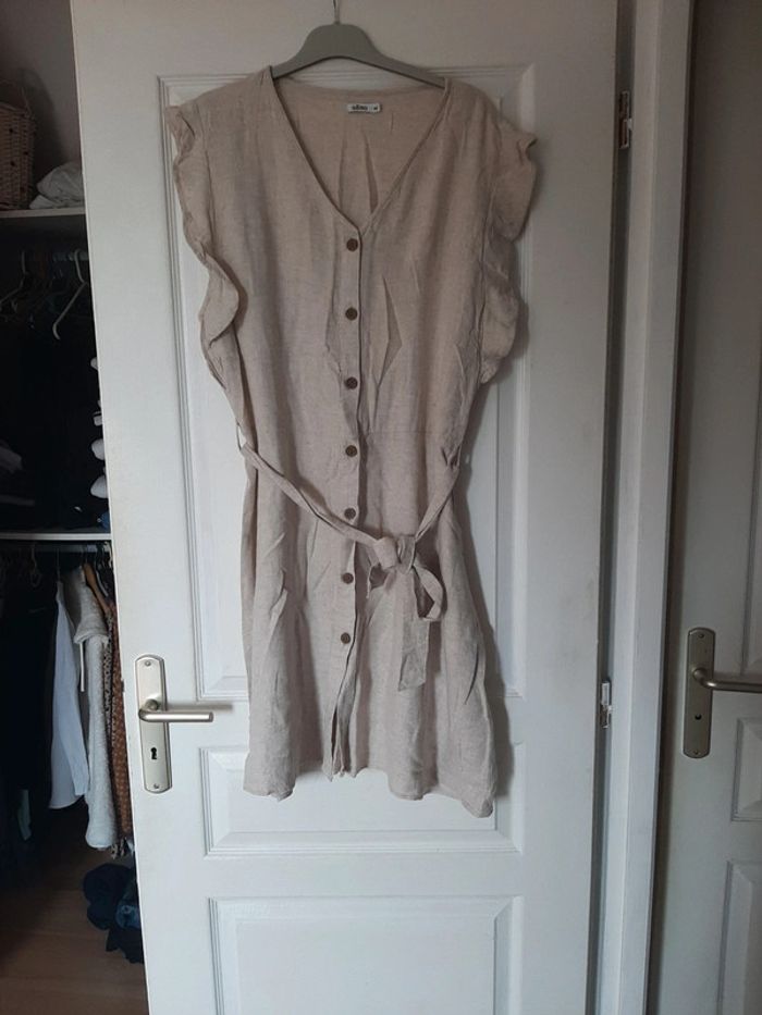 Robe beige avec boutons
