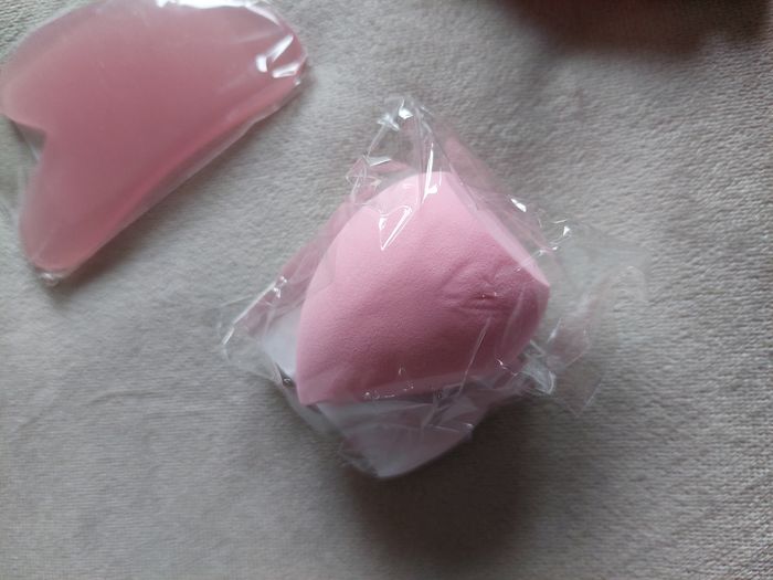 Lot beauté – Gua Sha rose + Beauty Blender rose + Crème mains Bleu Libellule – Neuf - photo numéro 2