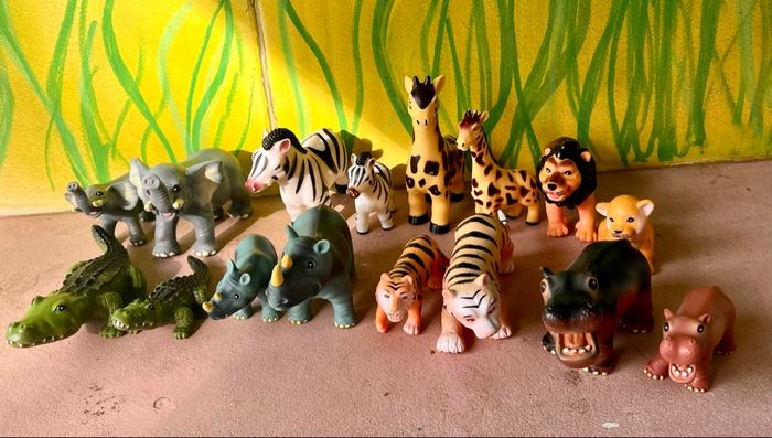 Lot de 16 animaux en plastique mou