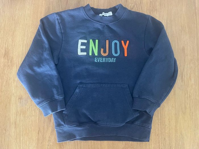 Sweat bleu marine garçon. 8 ans