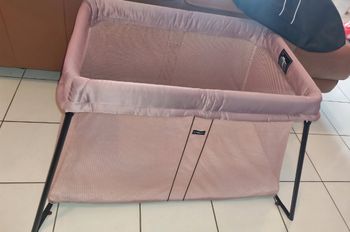 Lit babybjorn rose proche du neuf