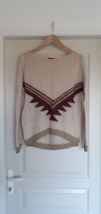 Joli pull à motifs dorés