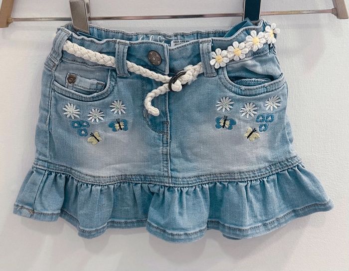 Jupe en jean bleu clair avec des fleurs