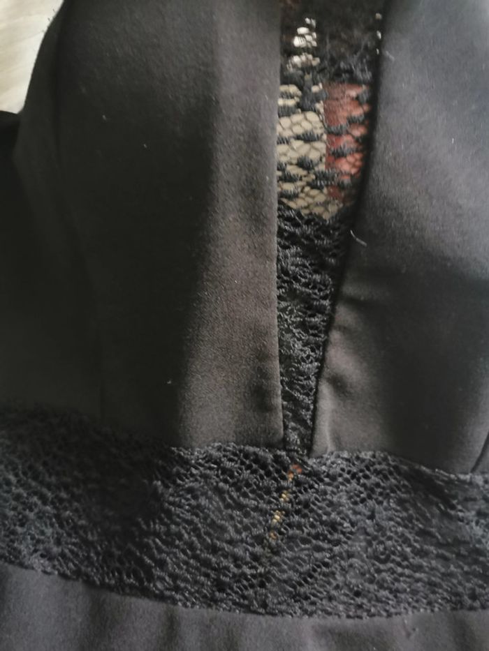 Haut dentelle noir coupé depuis la robe - photo numéro 6