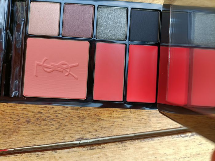 Coffret 4 miniatures de parfum + une palette de maquillage YSL - photo numéro 7