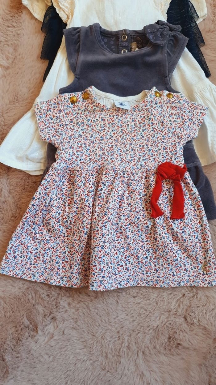 Robe bébé 3 mois ⚠️ Prix pour 1 robe 
2,50 € la robe 
25 € le lot de 12 robes + chapeau 

Sublimes robe pour bébé fille 
Très bon état 
Styles différents, été, col claudine, bretelles, petites manches, longue... 
Marques diverses : 3 pommes, petit bateau, - photo numéro 8