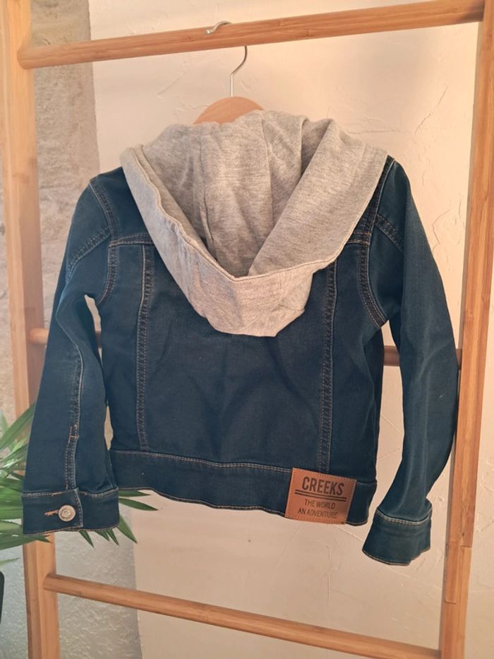 Veste en jeans avec capuche 4 ans parfait état - photo numéro 2