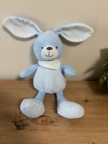 Doudou lapin bleu bandana blanc les petits cailloux