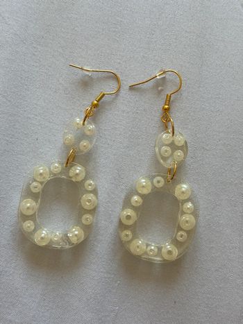 Boucles d’oreilles fait main pendante semi longue à perle résine epoxy acier inoxydable