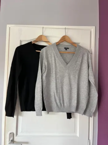Lot 2 pulls col V – Kiabi – Taille S – Noir & Gris