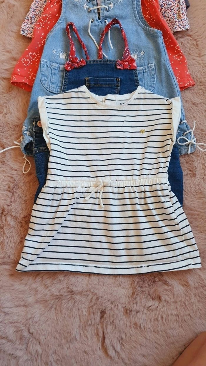 Robe bébé 3 mois ⚠️ Prix pour 1 robe 
2,50 € la robe 
25 € le lot de 12 robes + chapeau 

Sublimes robe pour bébé fille 
Très bon état 
Styles différents, été, col claudine, bretelles, petites manches, longue... 
Marques diverses : 3 pommes, petit bateau, - photo numéro 3
