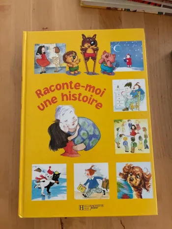 Livre raconte moi une histoire hachette jeunesse très bon état