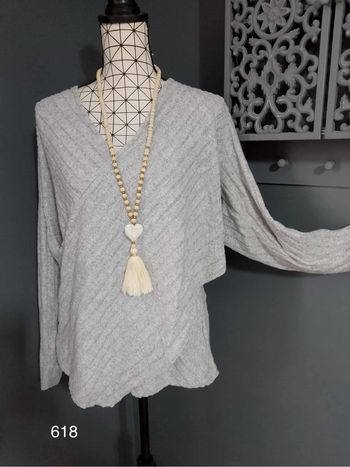 Haut Grande Taille 50 – Col V, Manches Longues & Ourlet Asymétrique Gris