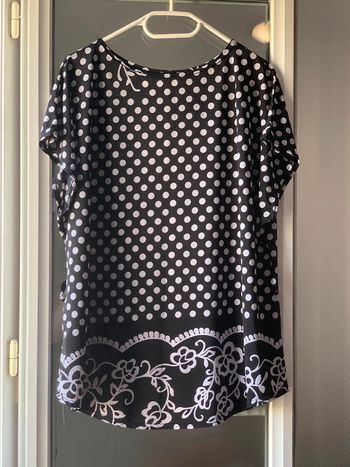 Blouse sans manches.