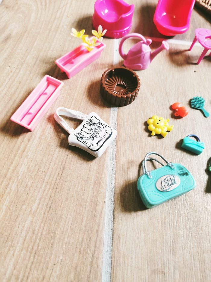 đLot de divers accessoires pour poupĂ©es Barbie et autres marque Mattel - photo numĂ©ro 2