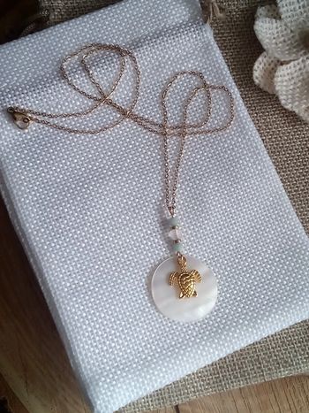 Collier n'a'c'r'e naturelle pierre de lune et d'amazonite+ tortue dorée