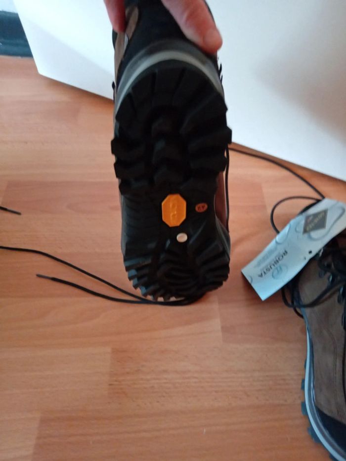 Bottines marron et noire neuves. Pointue 42 - photo numéro 7