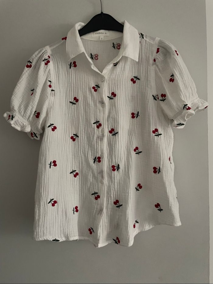 🌸 Chemise blanche à motifs cerises – Sienna C. 🍒