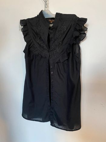 Chemisier à volant et broderies
