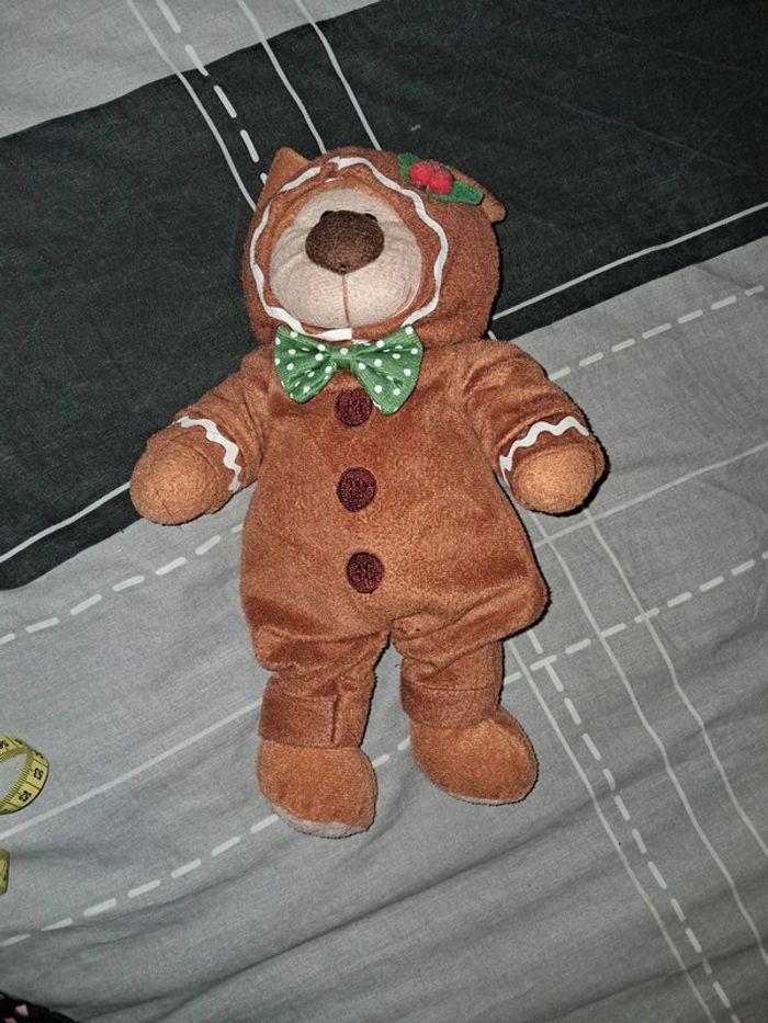 Peluche ours déguisée en pain d'épice