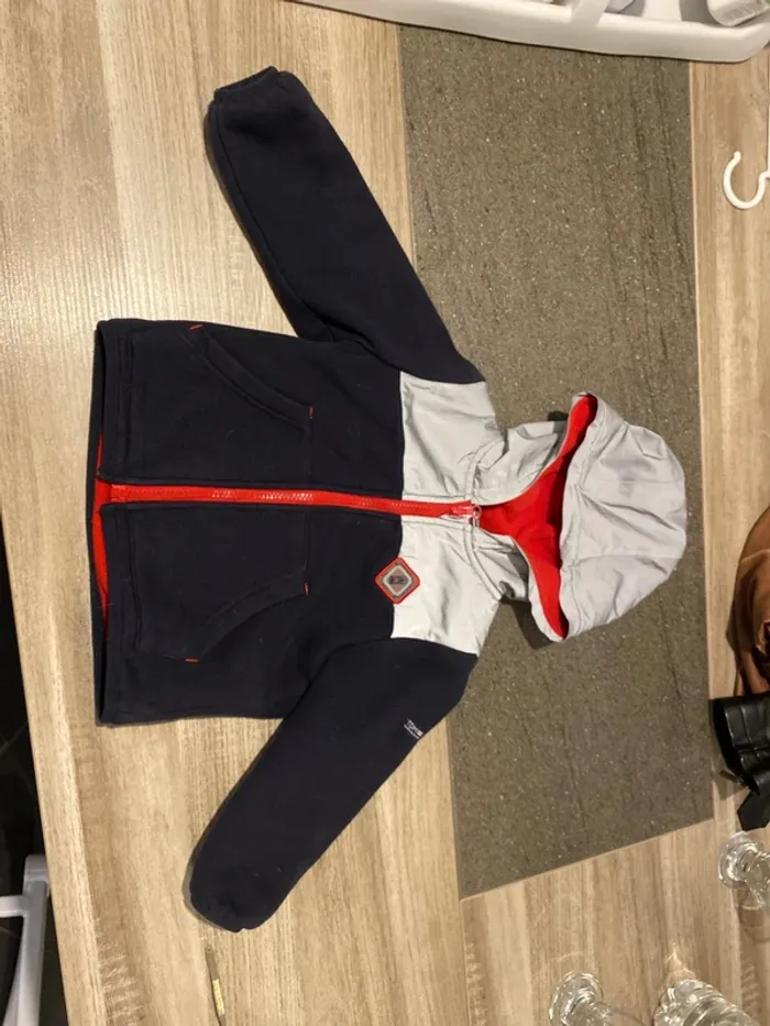 Veste polaire zippé avec capuche 2 ans