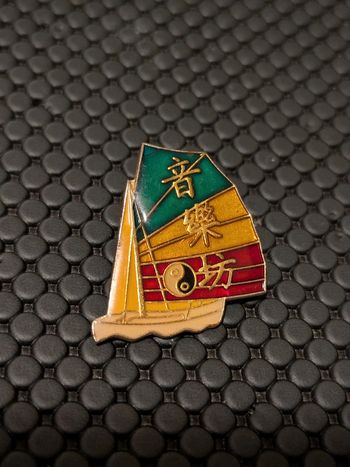 Pin's bateau voilier asiatique ying Yang