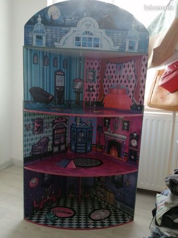 Grand manoir en bois "Monster high"