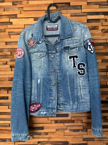 C’est en Jeans Teddy Smith taille 14 ans