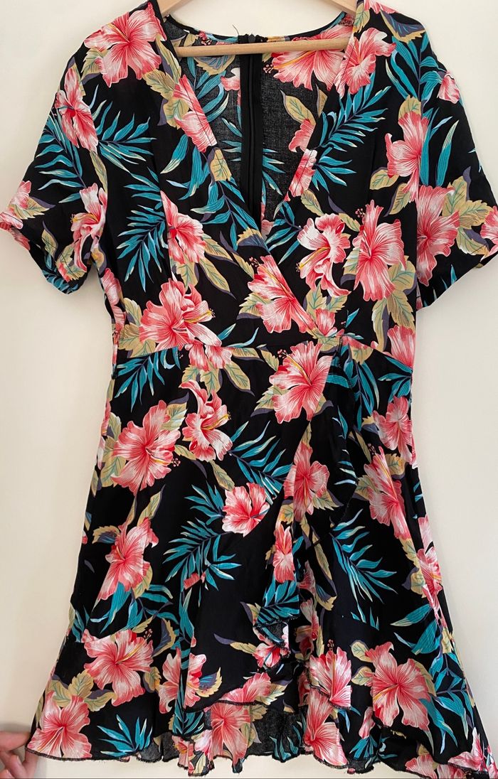 Robe noire à fleurs