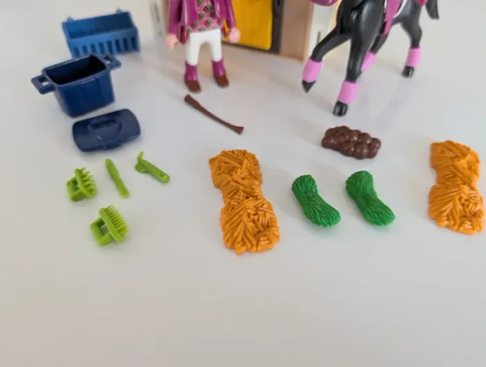 Playmobil lot vrac box cheval cavalière pure sang arabe avec accessoires pansage nourriture brosse - photo numéro 3