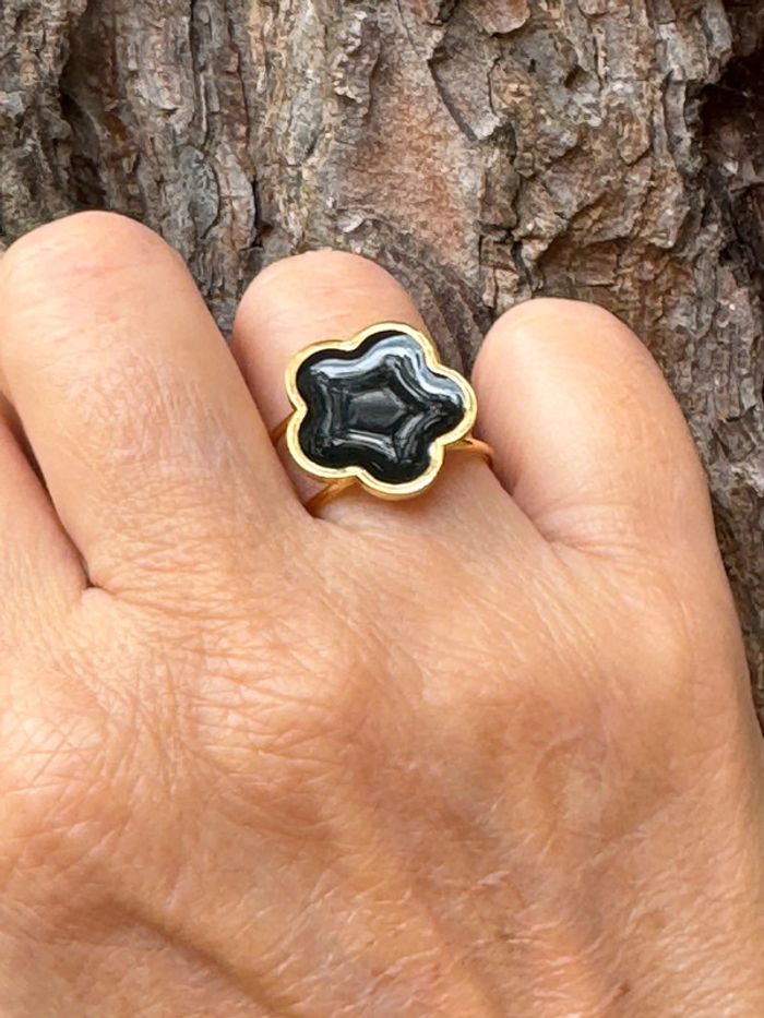 Bague gris trèfle résine noire et acier inoxydable or réglable - photo numéro 2