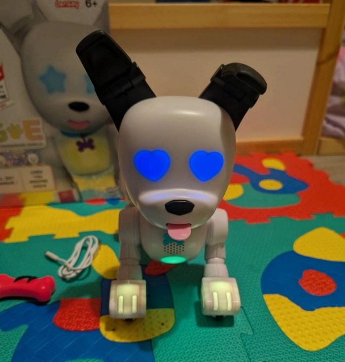 Chien interactif dog-e avec son collier et son os. - photo numéro 2