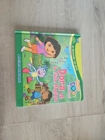 Livre dora l'exploratrice