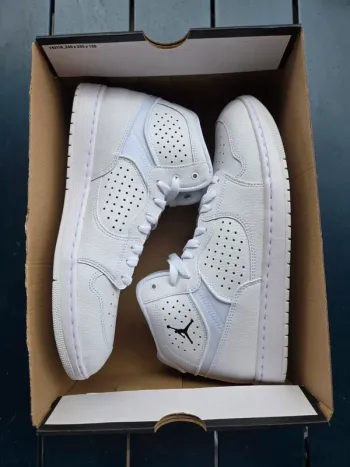 Jordan access blanche taille 45 homme neuves