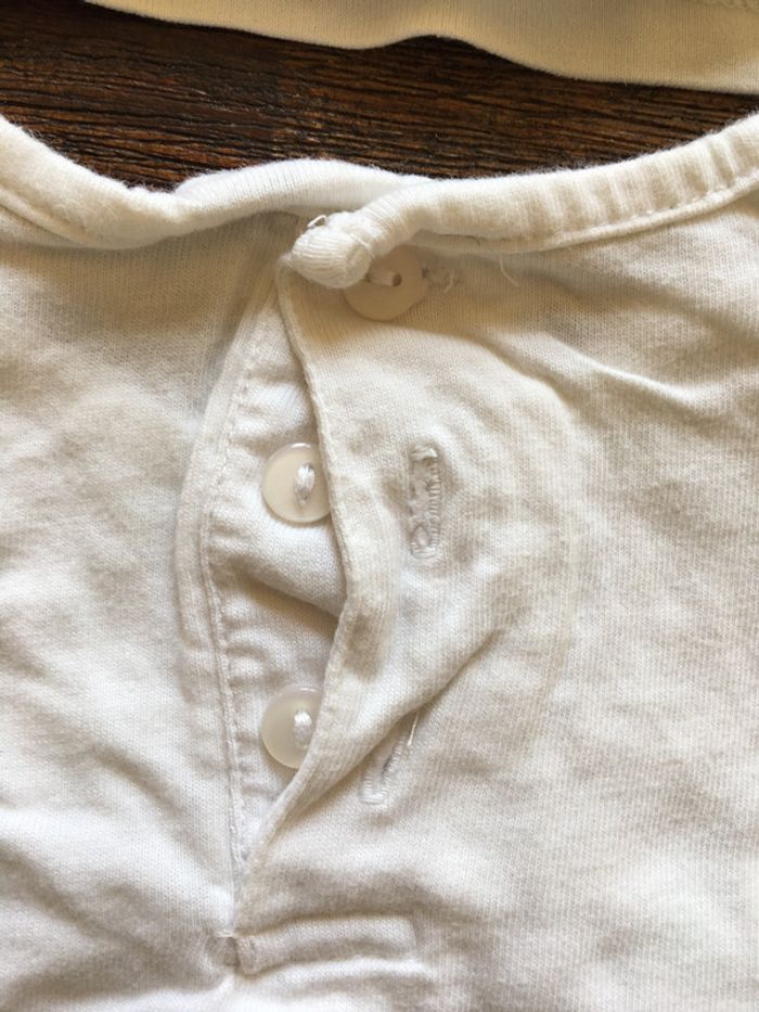 Lot 2 t-shirts sans manche/imprimés et brodés/ 6 mois - photo numéro 3