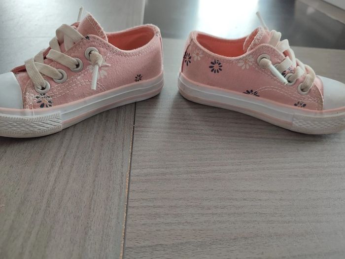Baskets en toile taille 22 - photo numéro 2