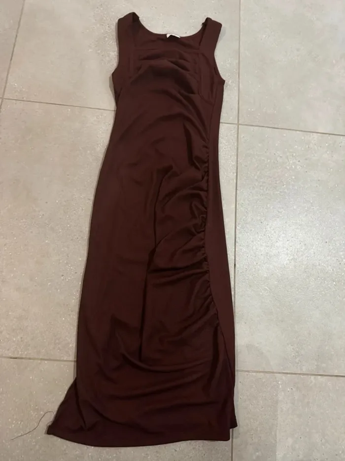 Robe bordeaux taille XS, très bon état, 110cm de longueur