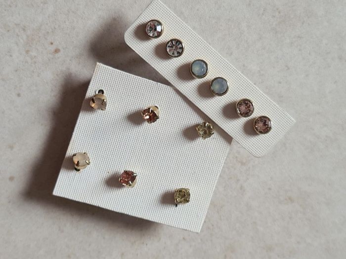 Clous d'oreilles couleur pastel