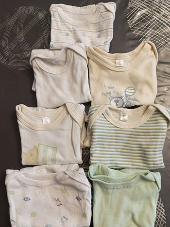 Lot 7 bodies manches courtes 3 mois