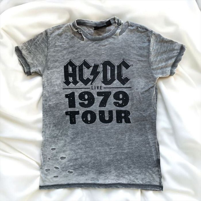 T-shirt troué AC/DC