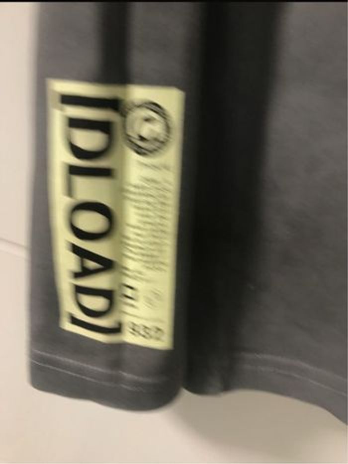 garçon 10 ans t-shirt ML gris peu porté marque c&a Motif skateboard et flocage jaune à la manche - photo numéro 3