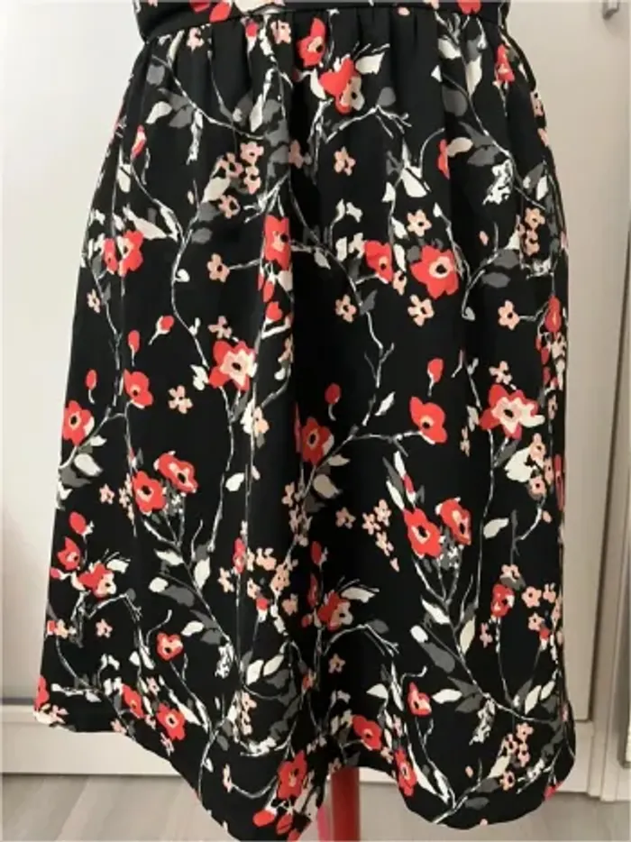 Robe patineuse fleurie noire et rouge New Look - photo numéro 3