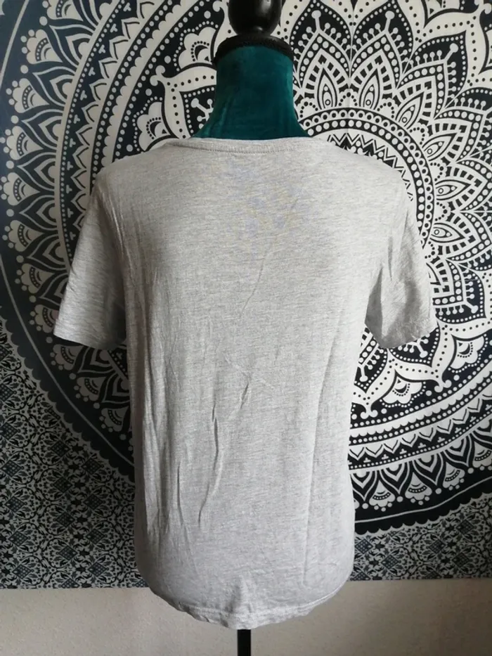 Tee shirt gris imprimé portrait femme avec fond abstrait / firefly / (S) - photo numéro 4