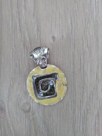 Pendentif noir collier