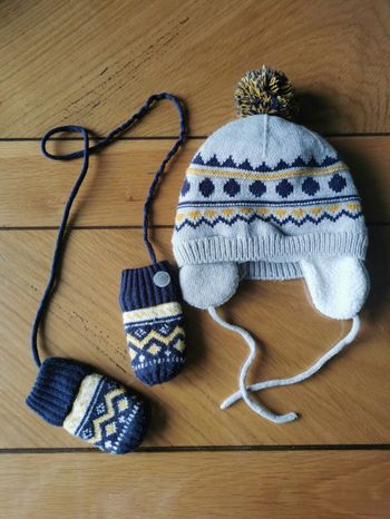 Lot bonnet et moufles 44cm