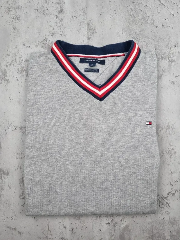 Pull Tommy Hilfiger Gris Clair – Col V – Taille L Homme (mesures en photos) - photo numéro 2
