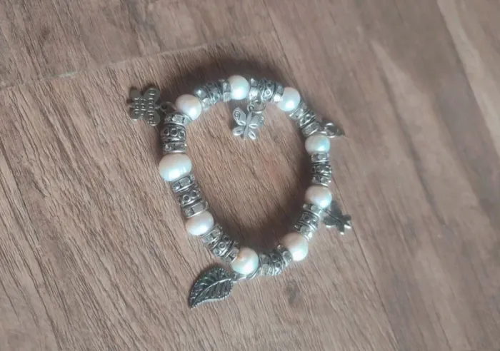 Bracelet élastique a breloques