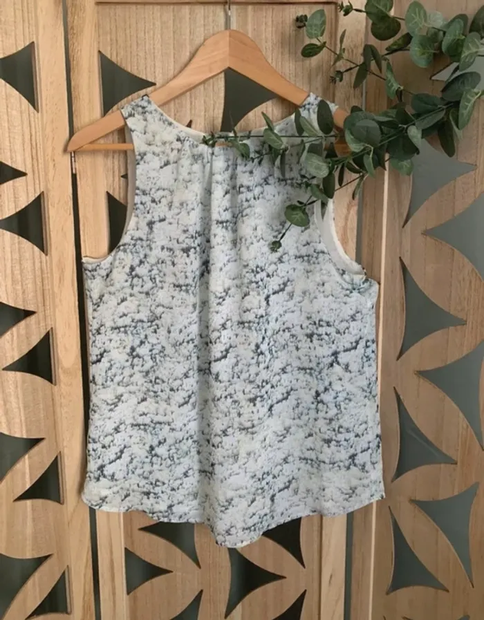 Blouse sans manches neuve 38